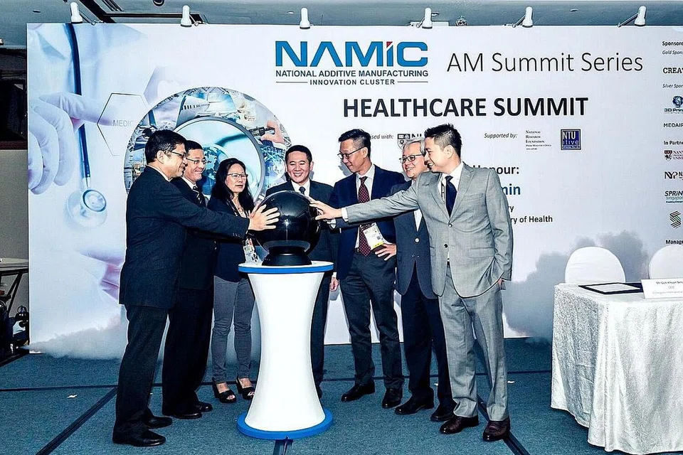 SATUKAN PAKAR PELBAGAI BIDANG: Encik Amrin (empat dari kiri) melancarkan Pusat Universiti Nasional Singapura bagi Pengilangan Bahan Tambahan (AM.NUS) semasa Sidang Kemuncak Kesihatan Namic, di Hotel Fort Canning semalam dengan disaksikan (dari kiri) Pengarah Yayasan Penyelidikan Nasional (NRF), Encik George Loh; Dekan Sekolah Perubatan Yong Loo Lin, NUS, Profesor Madya Yeoh Khay Guan; Ketua Pegawai Eksekutif (CEO) NUS Enterprise, Dr Lily Chan; CEO NTU-NTUitive, Dr Lim Jui; Dekan Fakulti Kejuruteraan NUS, Profesor Chua Kee Chaing; dan Ketua Precision Engineering, Encik Kelvin Zin. - Foto NAMIC