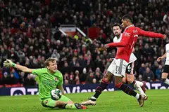 MANTAP: Penjaga gawang Charlton Ashley Maynard-Brewer gagal menghalang Rashford menyumbatkan gol kedua Manchester United. Penyerang itu kini sudah menjaringkan 15 gol musim ini. - Foto AFP