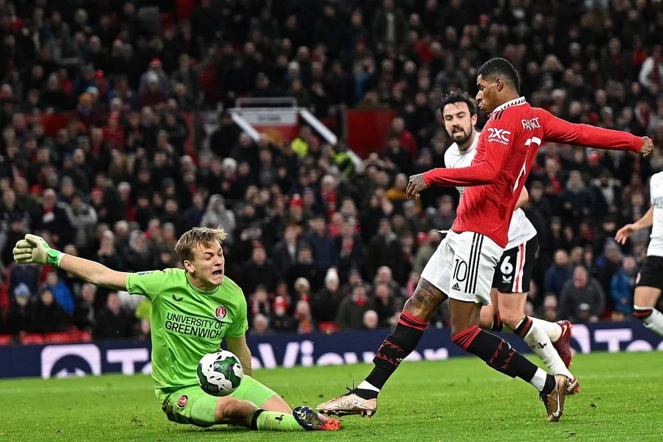 MANTAP: Penjaga gawang Charlton Ashley Maynard-Brewer gagal menghalang Rashford menyumbatkan gol kedua Manchester United. Penyerang itu kini sudah menjaringkan 15 gol musim ini. - Foto AFP