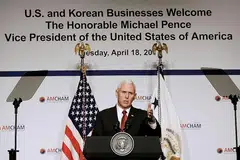 KETENGAHKAN ISU DAGANG: Naib Presiden Mike Pence berucap kepada anggota Dewan Perniagaan Amerika di Seoul semalam. - Foto REUTERS