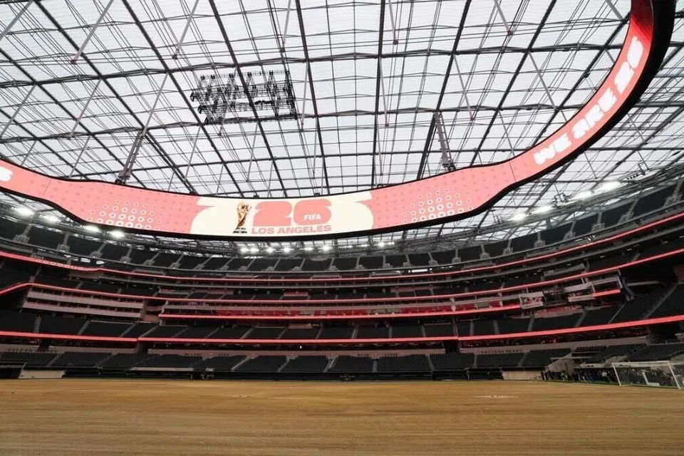 Permukaan padang yang diperluaskan menanti proses pemasangan rumput segar sempena acara ‘30 Hari Menuju Piala Dunia Fifa 2026’ di Stadium SoFi Los Angeles.