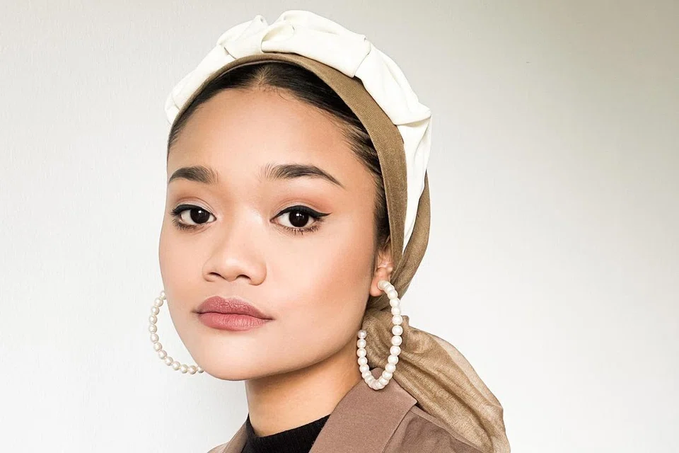 BERBAKAT: Pereka fesyen muda Cik Khairina Sari lulusan Sarjana Muda (Kepujian) dalam Reka Bentuk Fesyen & Tekstil di Maktab Seni Lasalle (2020-2023) terlibat dalam acara  ‘Kebaya Reimagined’ anjuran Majlis Fesyen Singapura.