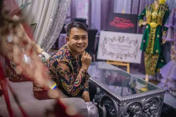 SEMAI JIWA POSITIF: Dalam keadaan perniagaannya suram sewaktu pandemik Covid-19, Encik Wan Huzarman Wan Azlan Shah, sentiasa mencari ruang mengasah kemahiran meniaga kecil-kecilan, membuat klip video ulasan makanan dan menyanyi. - Foto BH oleh NUR DIYANA TAHA 