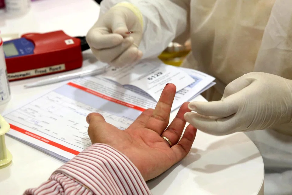 Contoh kecil darah diambil dari jari penderma untuk menilai kandungan zat besi di dalam darah.