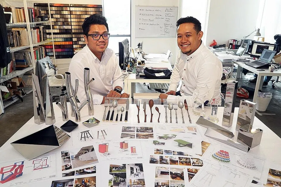 KEMBANGKAN POTENSI: Encik Ibrahim Mohamad Iskandar Abdul Rahman (kanan) dan Khairul Reza Suradi menubuhkan Studio Consultants Norm Design bersama seorang lagi rakan kongsi, dengan memberi tumpuan kepada perabot dalam sektor pelayanan. - Foto FARID HAMZAH