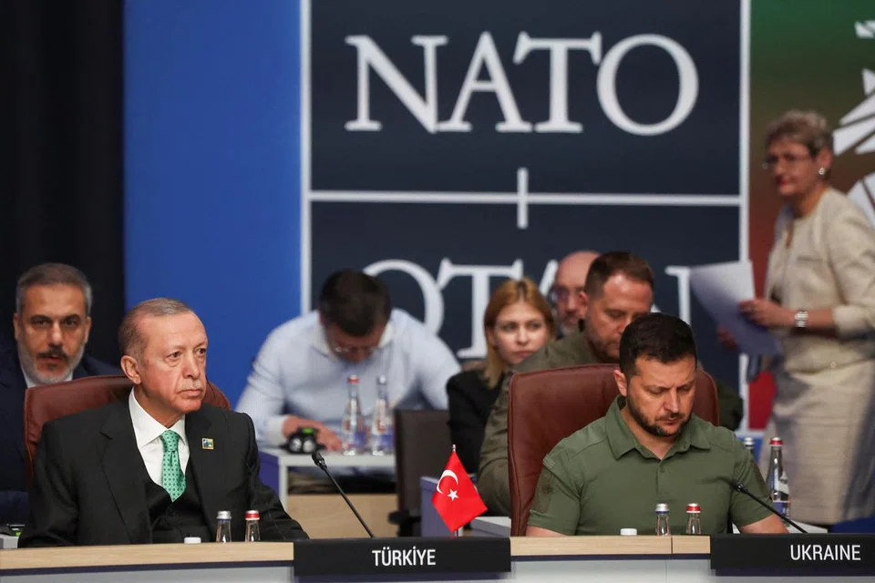 SERTAI NATO: Presiden Turkey, Encik Recep Tayyip Erdogan (kiri), dan Presiden Ukraine, Encik Volodymyr Zelenskiy (kanan), menghadiri Sidang Puncak pemimpin Nato di Vilnius, Lithuania, pada 12 Julai. 