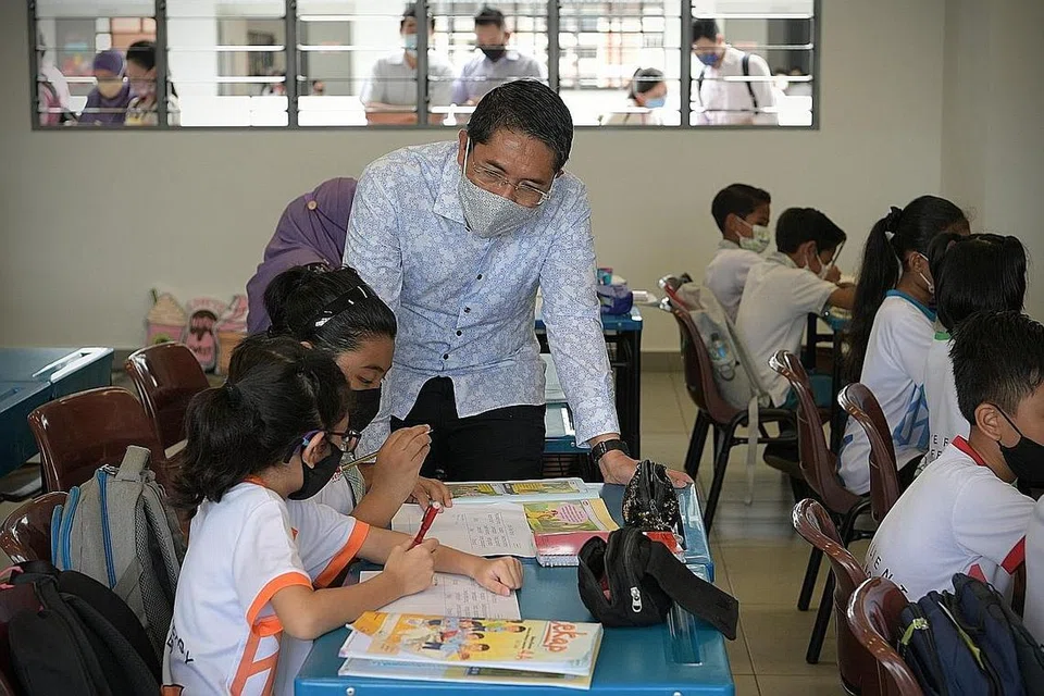 TINJAU CARA BELAJAR: Dr Mohd Maliki Osman menyertai kelas Bahasa Melayu yang dijalankan di Sekolah Rendah Westwood semalam. - Foto BH oleh NG SOR LUAN