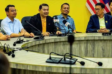 Pemimpin Parti Bersama Malaysia (Bersama), Datuk Seri Rafizi Ramli (dua dari kanan) pada sidang media mengumumkan penyertaan mantan Ahli Parlimen Petaling Jaya dan mantan pemimpin Parti Keadilan Rakyat (PKR), Encik Lee Chean Chung (kiri sekali), ke dalam parti Bersama.