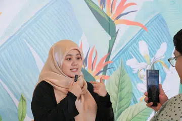 Penyanyi, Najwa Latif, berkongsi dengan penulis, Hakim Norman Hassan, bahawa beliau menggalak bakat muda supaya menceburi bidang seni namun usah sia-siakan pelajaran kerana ilmu itu berharga. 