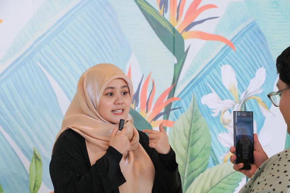 Penyanyi, Najwa Latif, berkongsi dengan penulis, Hakim Norman Hassan, bahawa beliau menggalak bakat muda supaya menceburi bidang seni namun usah sia-siakan pelajaran kerana ilmu itu berharga. 