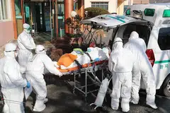 KORONAVIRUS DI KOREA SELATAN: Pekerja perubatan membawa pesakit yang disyaki dijangkiti Covid-19 dari Hospital Daenam Hospital di Cheongdo ke sebuah hospital lain.