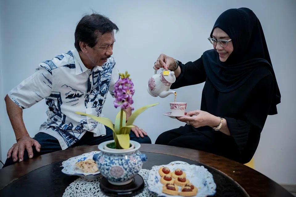 Cik Khamsaton Kamis, 68 tahun dan Enci Ahmit Hassan, 77 tahun, yang sudah 50 tahun berumah tangga merupakan antara pasangan yang sentiasa dilihat romantis apabila dilihat bersama.