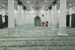 DEWAN SOLAT: Pemasangan permaidani baru berwarna hijau menyerikan lagi suasana di dalam masjid bersejarah ini. 