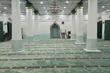 DEWAN SOLAT: Pemasangan permaidani baru berwarna hijau menyerikan lagi suasana di dalam masjid bersejarah ini. 