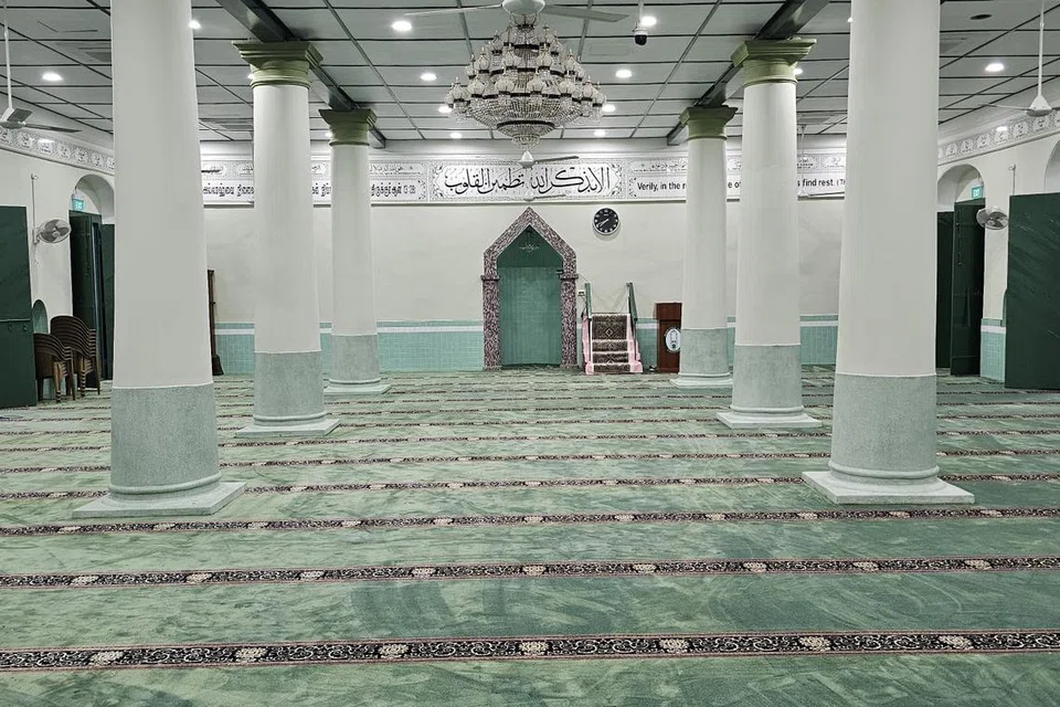DEWAN SOLAT: Pemasangan permaidani baru berwarna hijau menyerikan lagi suasana di dalam masjid bersejarah ini. 