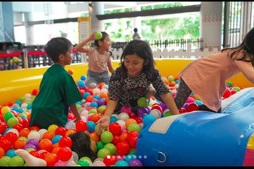 Bermain di pit berisi bola merupakan antara kegiatan menarik untuk si cilik di Fiesta Keluarga Jun 2024 di Wisma Geylang Serai.