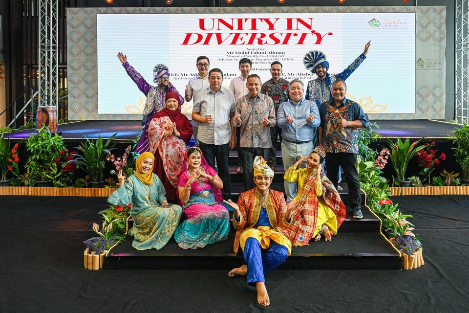 (Barisan tengah, dari kiri) Pengasas Sri Warisan Som Said Performing Arts, Cik Som Said; Duta Besar Uzbekistan, Encik Alisher Kayumov; Mayor Majlis Pembangunan Masyarakat (CDC) South East, Encik Mohd Fahmi Aliman; Duta Besar Kazakhstan, Encik Askar Kuttykadam, dan pengarah urusan Sri Warisan Som Said Performing Arts, Enci Adel Dzulkarnaen; bersama penari-penari ‘Unity In Diversity’. Persembahan tarian ini mempamerkan cara unik kaum berbeza menyambut tetamu mereka.