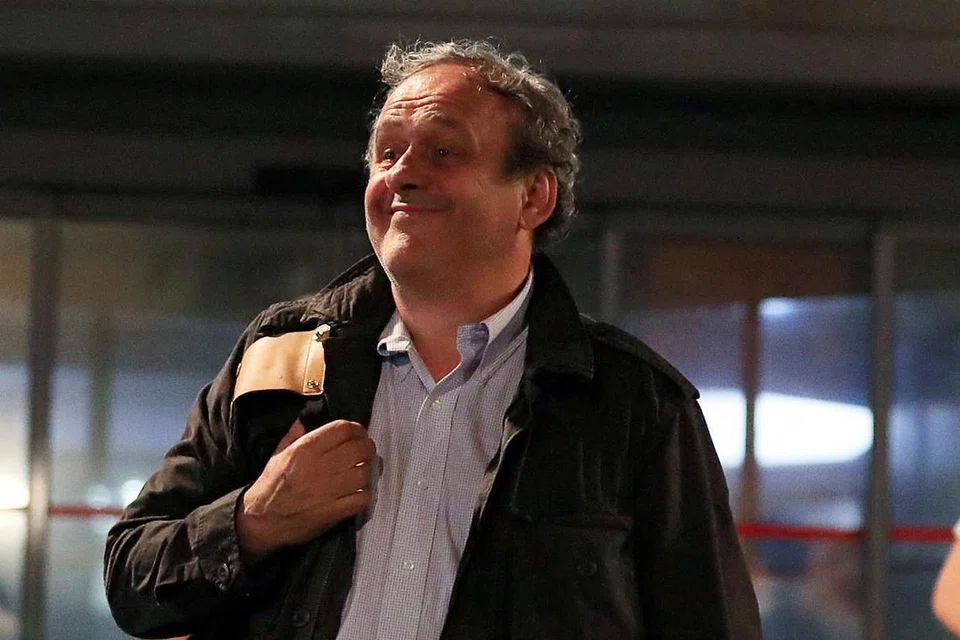SOAL SIASAT: Michel Platini meninggalkan sebuah balai polis tempat beliau disoal siasat yang mengaitkannya dengan pemilihan Qatar selaku tuan rumah Piala Dunia 2022. - Foto REUTERS