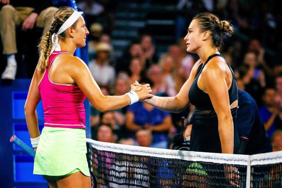 BERDAYA SAING: Aryna Sabalenka (kiri) berjabat tangan dengan rakan senegara, Victoria Azarenka, selepas memenangi perlawanan perseorangan wanita mereka di kejohanan tenis Antarabangsa Brisbane pada 6 Januari.