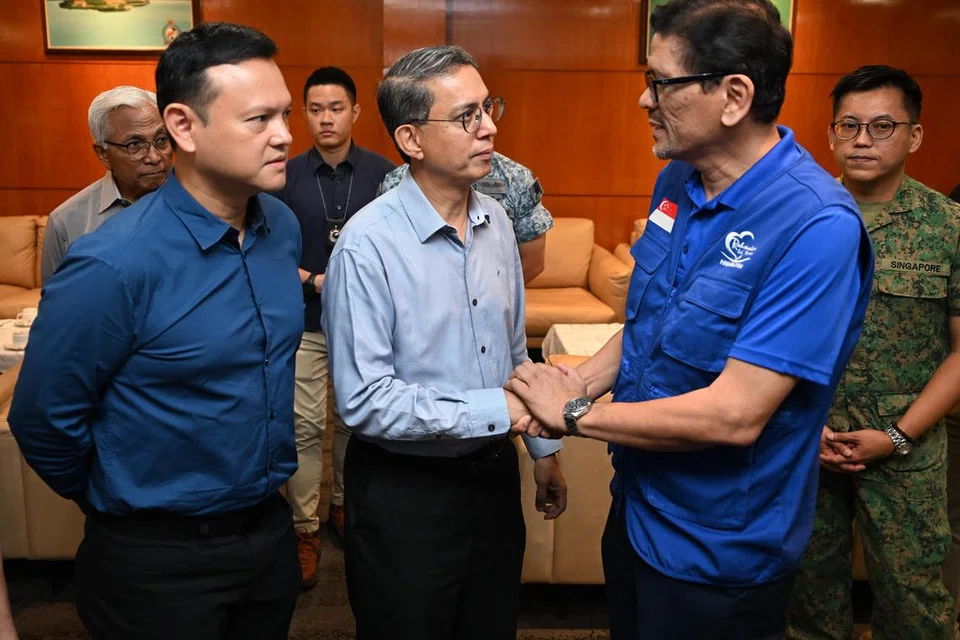 Pemangku Menteri Bertanggungjawab bagi Ehwal Masyarakat Islam, Profesor Madya Dr Muhammad Faishal Ibrahim (dua dari kiri) dan Menteri Negara Kanan (Pertahanan merangkap Kemampanan dan Sekitaran), Encik Zaqy Mohamad (kiri) bercakap dengan Ketua Pegawai Eksekutif (CEO), Yayasan Rahmatan Lil Alamin (RLAF), Encik Adnan Abdul Hamid semasa di Pangkalan Udara Paya Lebar pada 12 Ogos.