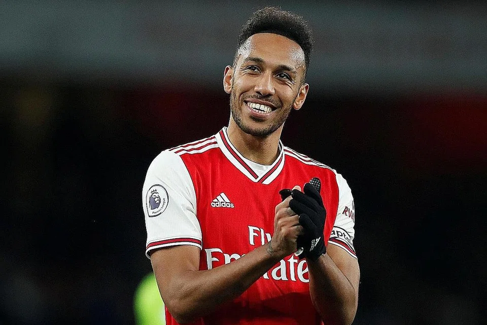 SUMBANG BANTUAN: Bintang EPL Jordan Henderson, Harry Kane dan Pierre-Emerick Aubameyang (tengah) antara pemain yang memuat naik pos mengenai inisiatif #PlayersTogether di media sosial. - Foto-foto REUTERS, AFP