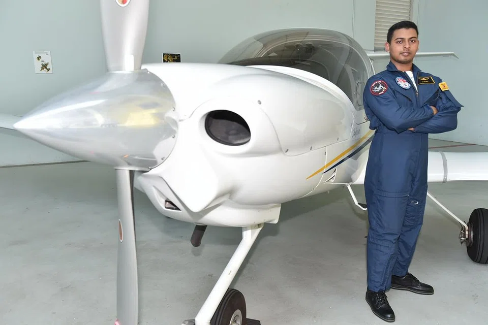 DETIK MEMBANGGAKAN: Nabil yang kini berjaya meraih lencana sayap dengan SYFC berharap dapat terus mencapai impiannya menjadi juruterbang pejuang.