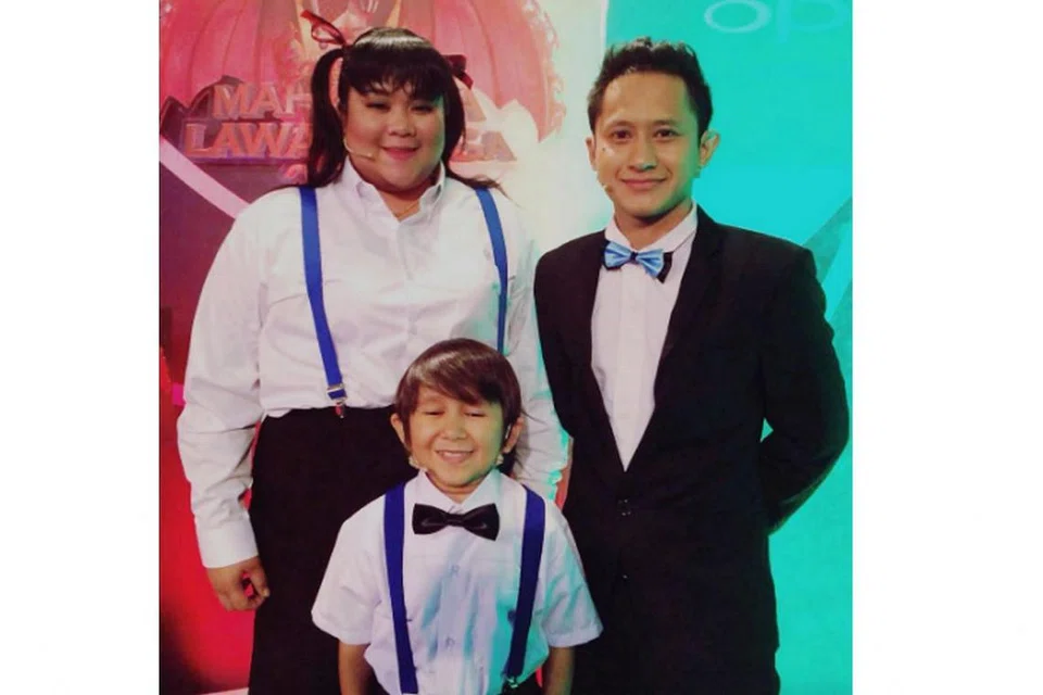 KINI BERSATU: Kumpulan SayWho (atas) pula sebelum Bocil menyertai kumpulan Comey terdiri daripada Bocil SayWho (tengah), Vicha (kiri) dan Agus. Mereka telah bertanding di pentas Maharaja Lawak Mega 2016. - Foto-foto fail