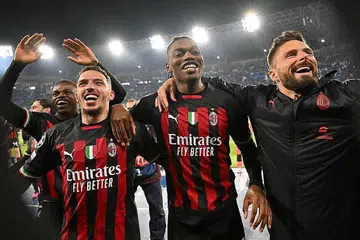 RAI KEMENANGAN:(Dari kiri) Pemain AC Milan Pierre Kalulu, Ismael Bennacer, Rafael Leao dan Olivier Giroud meraikan kejayaan pasukan itu mara ke separuh akhir. - Foto AFP