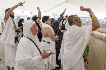 MELONTAR JAMRAH: Lebih dua juta umat Islam melaksanakan ibadah melontar Jamrah sebagai simbolik merejam syaitan pada 10 Zulhijjah. - Foto EPA