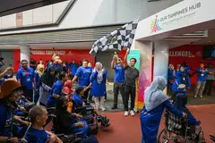 Menteri Kesihatan, Encik Ong Ye Kung (berbaju kelabu) memulakan acara ‘Walk and Wheelathon’ anjuran Pusat Kesihatan dan Penjagaan Muhammadiyah bagi Warga Tua (MHCC) di Our Tampines Hub pada 5 Oktober 2024.