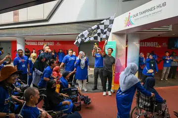 Menteri Kesihatan, Encik Ong Ye Kung (berbaju kelabu) memulakan acara ‘Walk and Wheelathon’ anjuran Pusat Kesihatan dan Penjagaan Muhammadiyah bagi Warga Tua (MHCC) di Our Tampines Hub pada 5 Oktober 2024.