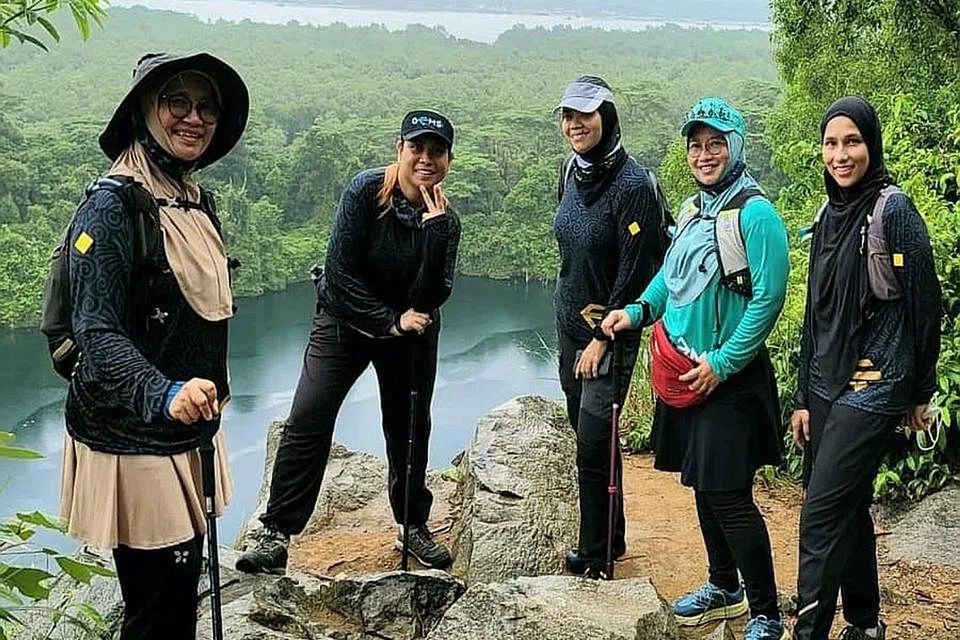 PUNCAK INDAH: Sebahagian anggota GEMS Singapore ketika di puncak Puaka Hill di Pulau Ubin. - Foto GEMS SINGAPORE 