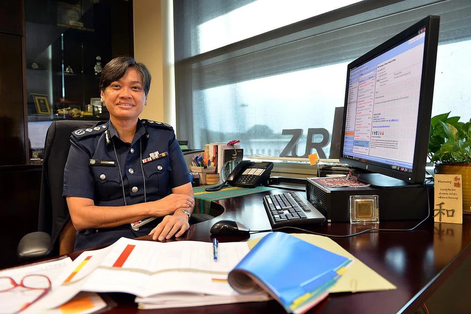  KERJAYA: Cik Zuraidah beberapa kali menempa sejarah dan meraih kejayaan sepanjang kerjayanya dengan Pasukan Polis Singapura sejak 30 tahun lalu. - Foto fail