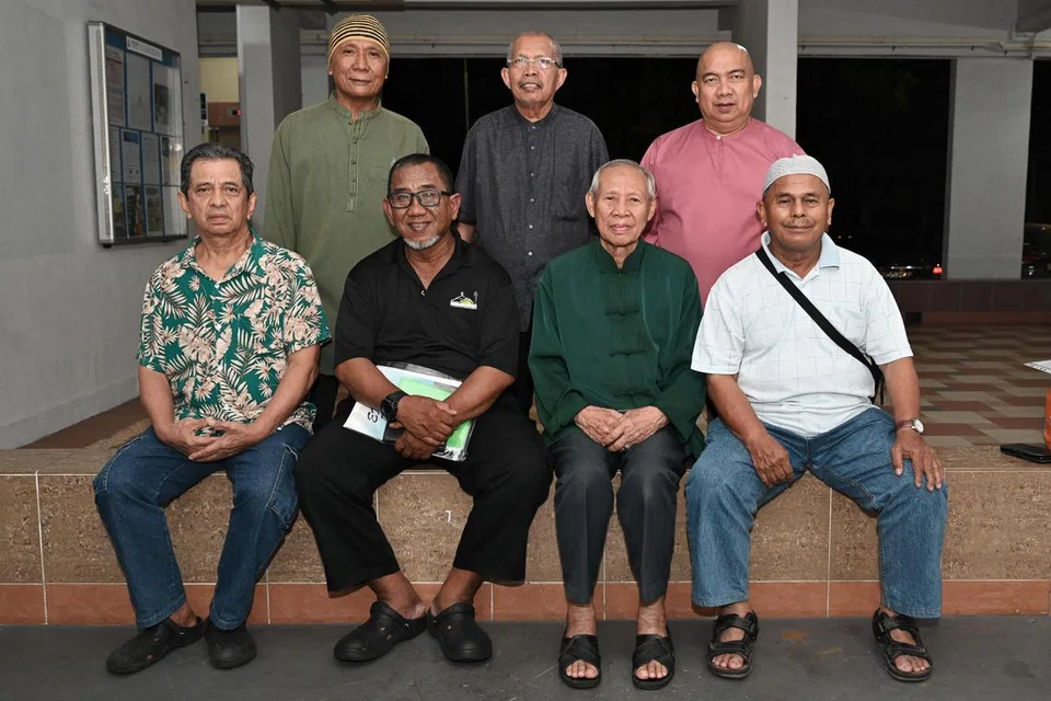 (Baris atas, dari kiri) Penasihat Masyarakat Islam Jurong West (MIJW),Encik Mazri Zainon; Pengerusi MIJW, Encik Abdul Rahman Surdi; Naib Pengerusi MIJW, Encik Suhaemi Enan. (Baris bawah, dari kiri) Bendahari MIJW, Encik Rahim Abdul Latiff; Setiausaha MIJW, Encik Buang Joani; dua anggota jawatankuasa, Encik Kamsani Kasan dan Encik Jasmi Baba.