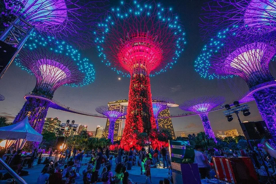 BERMANDI CAHAYA: Pancaran cahaya dari pokok Supertrees akan 'berdansa' semula seiring muzik dengan persembahan penuh Garden Rhapsody di Gardens by the Bay mulai lusa. - Foto GARDENS BY THE BAY
