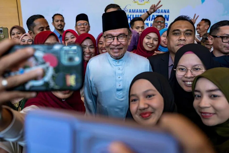 Perdana Menteri Malaysia, Datuk Seri Anwar Ibrahim (tengah) bergambar dengan penjawat awam pada Majlis Amanat Perdana Perkhidmatan Awam (MAPPA) Ke-19, di Kuala Lumpur, pada 16 Ogos.
