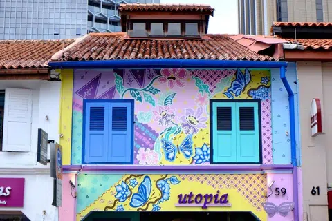 Mural batik warna-warni di permukaan depan dinding rumah kedai di 59 Arab Street sebelum dicat semula. 