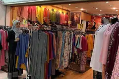 PERLAHAN: Pemilik kedai pakaian Bamadhaj Brothers, Cik Lubna Bamadhaj, berkata umumnya, penjualannya merosot 50 peratus berbanding tempoh pemutus litar, setelah kedainya di Tanjong Katong Complex dibuka semula. - Foto ihsan LUBNA BAMADHAJ