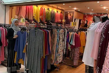 PERLAHAN: Pemilik kedai pakaian Bamadhaj Brothers, Cik Lubna Bamadhaj, berkata umumnya, penjualannya merosot 50 peratus berbanding tempoh pemutus litar, setelah kedainya di Tanjong Katong Complex dibuka semula. - Foto ihsan LUBNA BAMADHAJ
