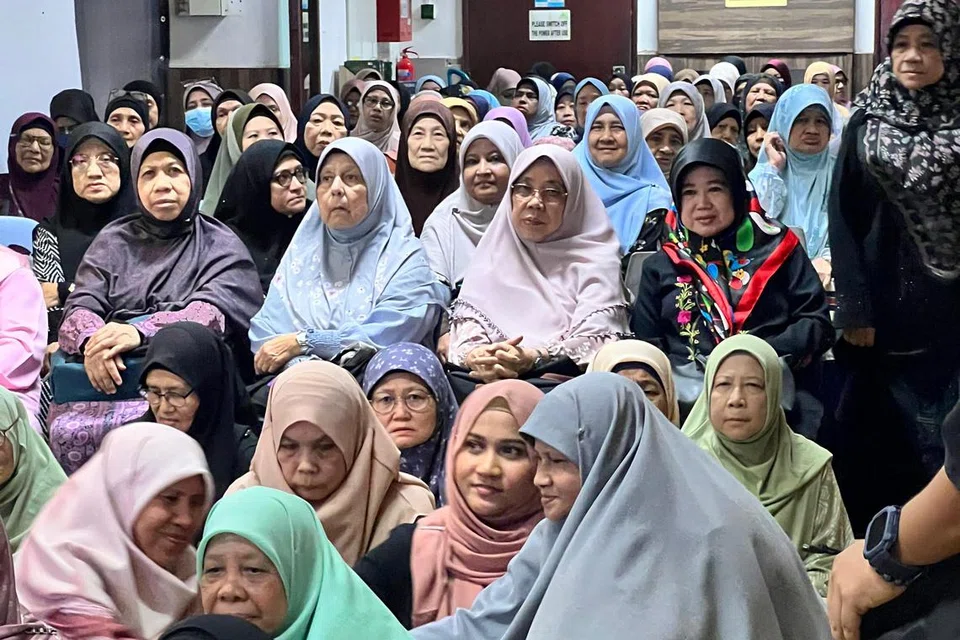 Kuliah harian di Masjid Alkaff Kampung Melayu terus mendapat sambutan, dengan kehadiran Muslimah yang gigih menimba ilmu dan memperkukuh ikatan ukhuwah.