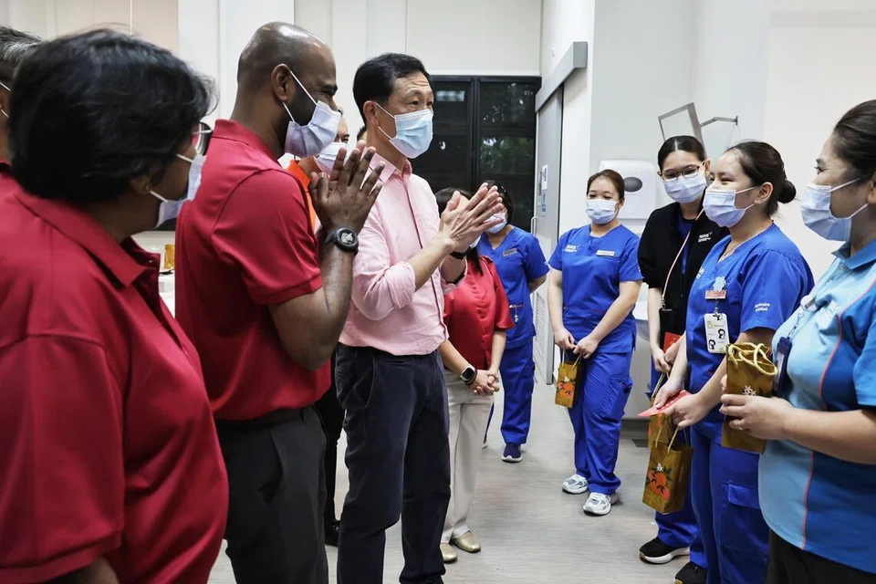 Menteri Kesihatan, Encik Ong Ye Kung (tengah) beramah mesra dengan petugas penjagaan kesihatan pada hari pertama perayaan Tahun Baru Cina 2026 di Hospital Alexandra dan Hospital St Luke pada 17 Februari 2026.