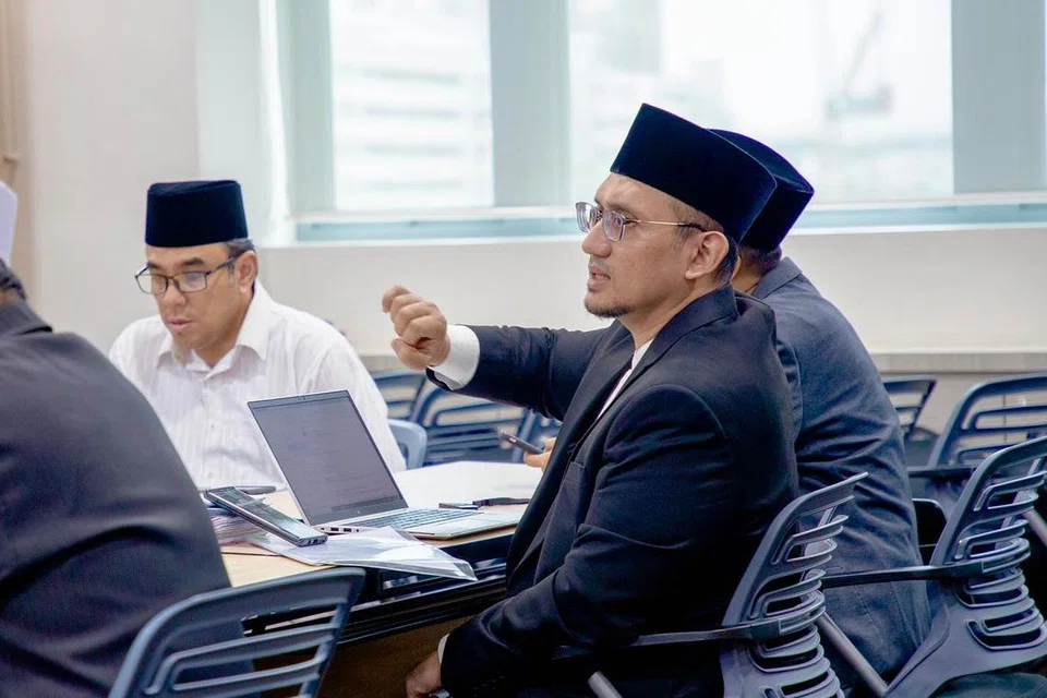 Ustaz Dr Izal Mustafa Kamar (kanan) baru sahaja dilantik selaku Timbalan Mufti ketiga.