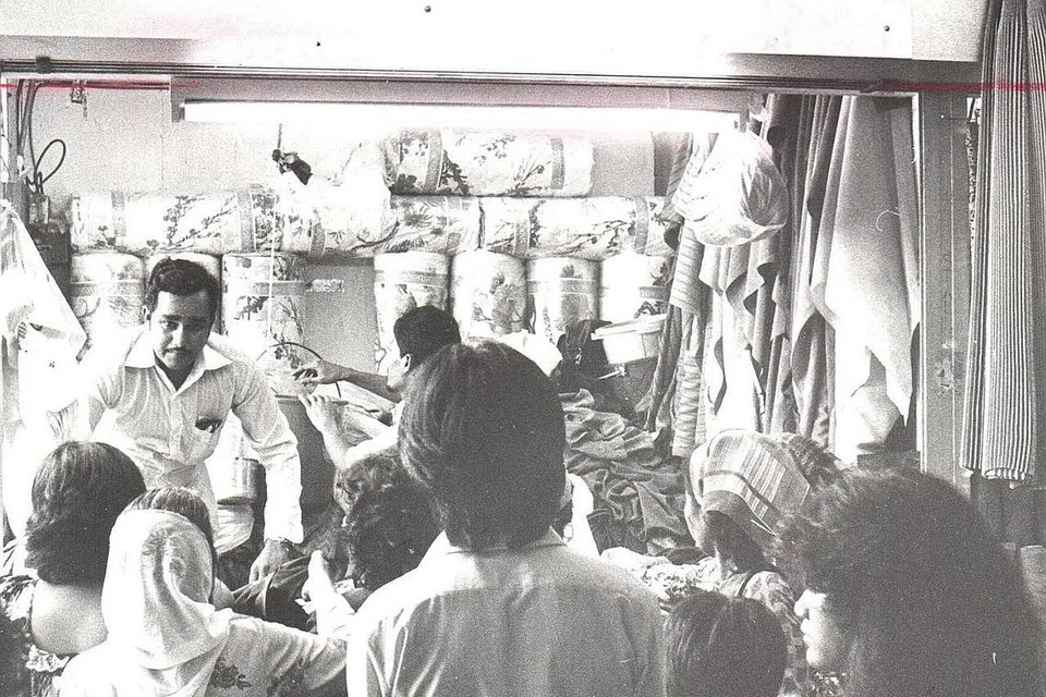 TERKENAL: Encik Mohsin Nazarali atau dikenali sebagai 'Raja Lelong', antara peniaga popular di pasar Geylang Serai pada 1970-an dan 1980-an, terutama pada bulan Ramadan. - Foto fail 