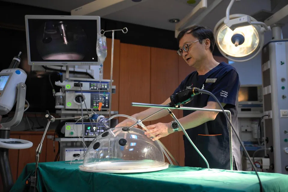 Profesor Jimmy So, Perunding Kanan dan Ketua Bahagian Pembedahan Umum, bergambar dengan peralatan yang digunakan untuk Kemoterapi Aerosol Intraperitoneal Bertekanan (PIPAC) di Pusat Latihan Pembedahan Lanjutan di Universiti Nasional Singapura pada 10 September.