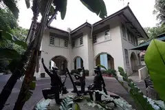 TANDA KENANGAN JASA: Ukiran ini yang memaparkan pasukan Rejimen Melayu beraksi mempertahankan Singapura dipamerkan di luar muzium Reflections at Bukit Chandu sebagai melambangkan kesediaan para perajurit negara. Muzium ini dekat dengan tapak pertempuran Pasir Panjang pada Februari 1942. - Foto fail 