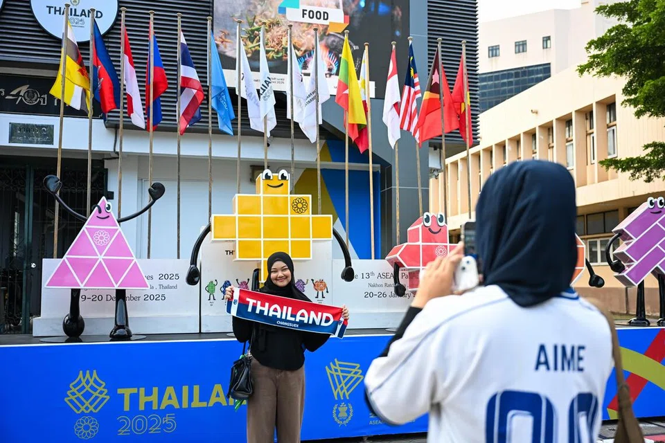 Peminat berkumpul di luar Stadium Nasional Rajamangala sebelum upacara pembukaan Sukan SEA ke-33 di Bangkok, Thailand, pada 9 Disember 2025.