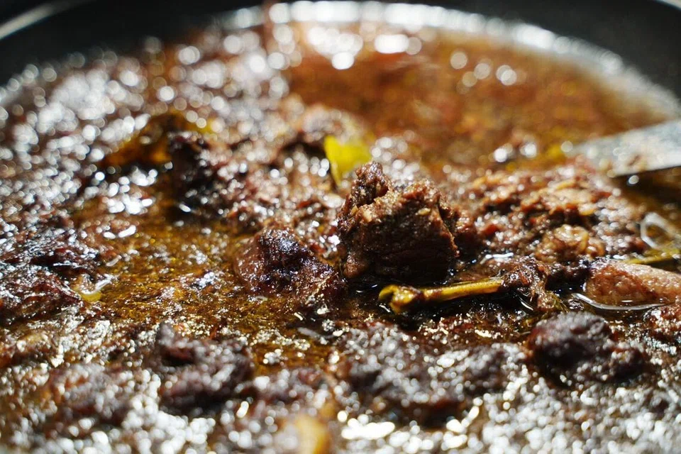 Rawon tetelan merupakan antara hidangan yang boleh dinikmati pengunjung.