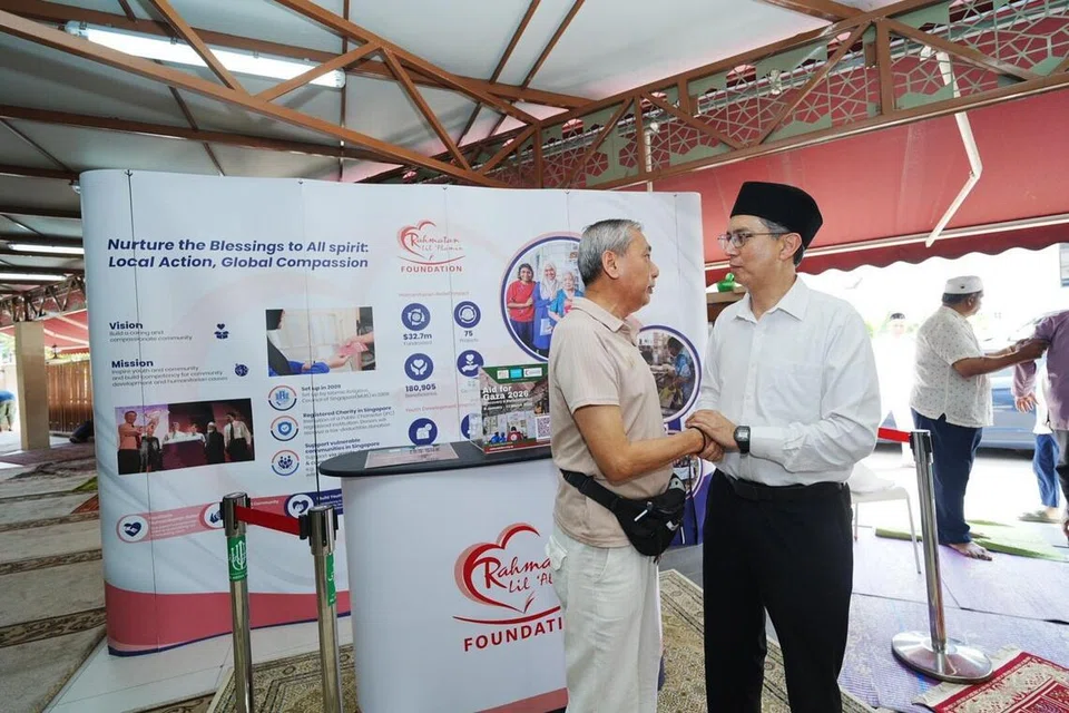 Pemangku Menteri Bertanggungjawab bagi Ehwal Masyarakat Islam, Profesor Madya Dr Muhammad Faishal Ibrahim (kanan), bersama salah seorang jemaah di Masjid Al-Abdul Razak pada 16 Januari. Mereka berdiri di hadapan reruai Yayasan Rahmatan Lil Alamin (RLAF) dan tabung amal yang bakal diletakkan di beberapa masjid di sini ketika solat Jumaat untuk ‘Aid for Gaza 2026’.