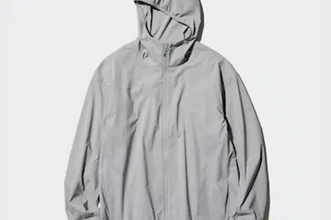 Dijual pada harga $49.90, jaket ‘Pocketable UV Protection Parka’ daripada Uniqlo ini menggabungkan unsur gaya dan fungsi. Ia ringan, mudah dilipat, dan boleh disimpan di dalam beg dengan mudah.