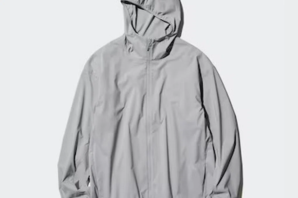 Dijual pada harga $49.90, jaket ‘Pocketable UV Protection Parka’ daripada Uniqlo ini menggabungkan unsur gaya dan fungsi. Ia ringan, mudah dilipat, dan boleh disimpan di dalam beg dengan mudah.